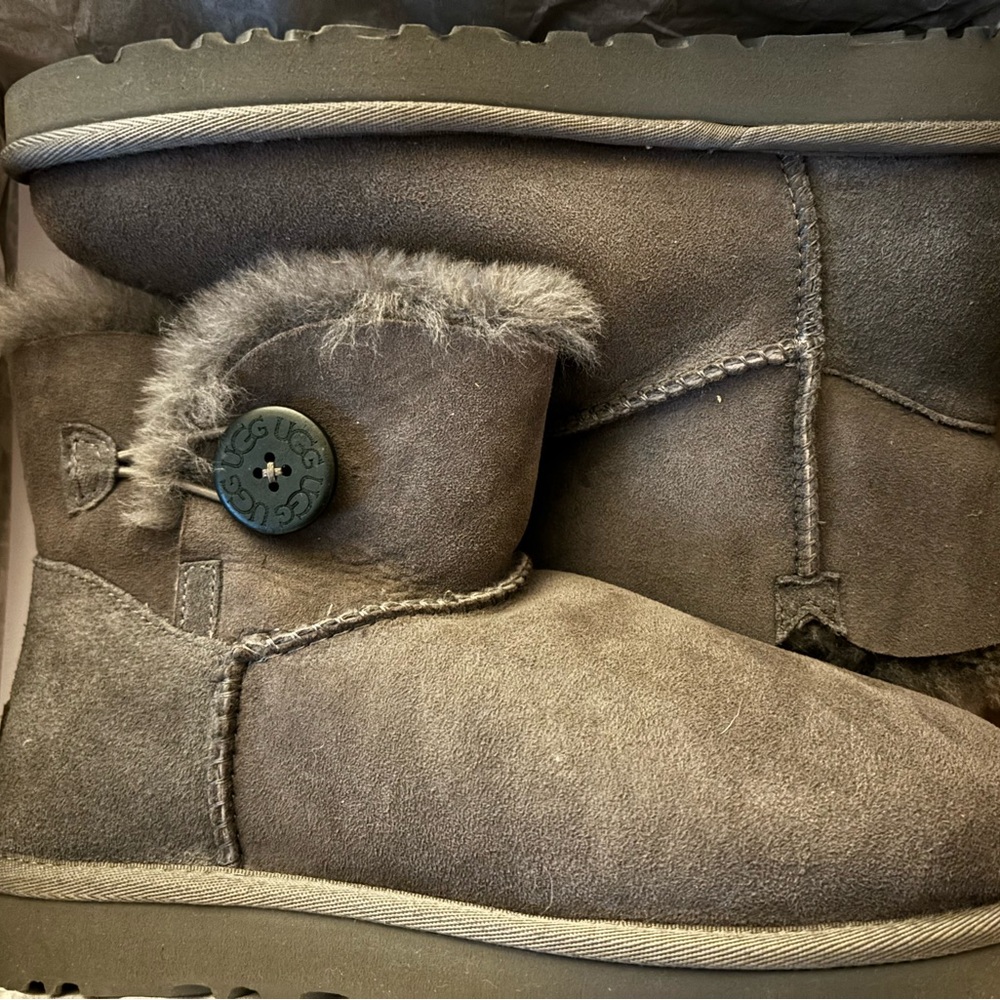 UGG Women's Mini Bailey Button II